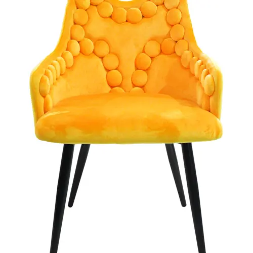 Silla de terciopelo con descansabrazos y diseño en el respaldo amarilla de 54x61x86cm