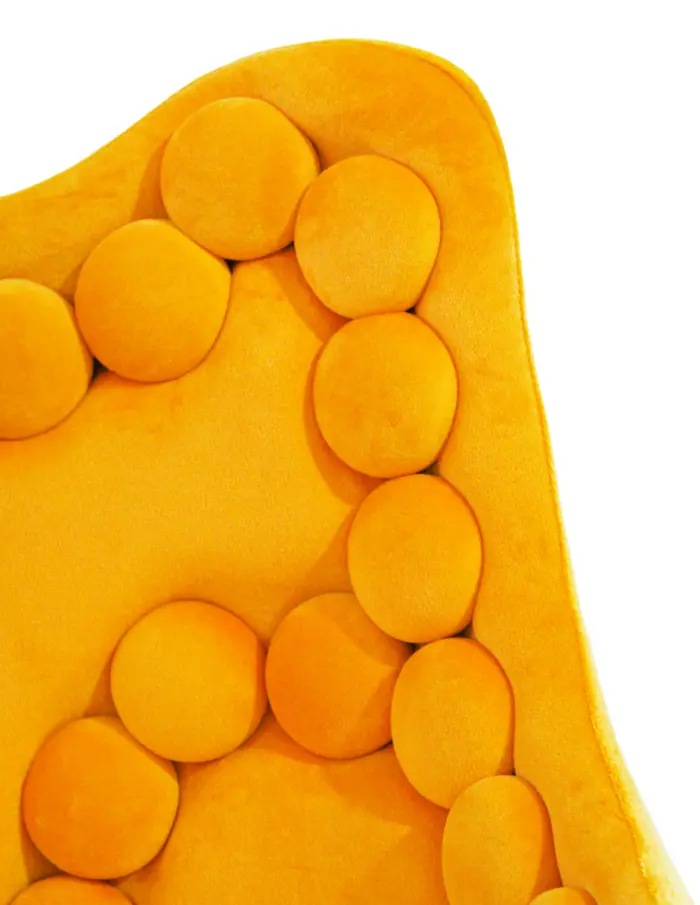 Silla de terciopelo con descansabrazos y diseño en el respaldo amarilla de 54x61x86cm - Image 3