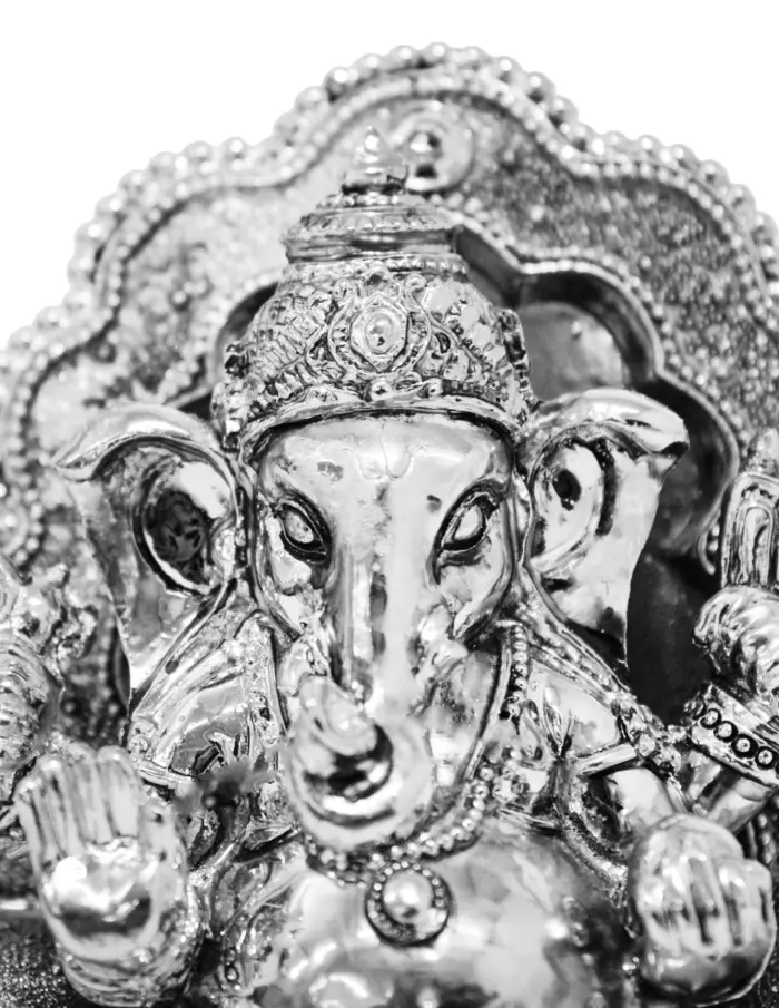 Ganesha de poliresina sentada plateada de 10.5x7.5x15.5cm - Image 4