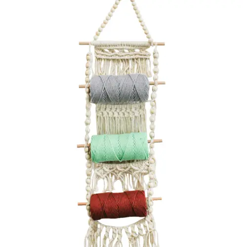 Colgante de macrame con 3 carretes de hilos de colores de 9x30x100cm