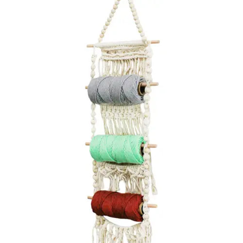 Colgante de macrame con 3 carretes de hilos de colores de 9x30x100cm