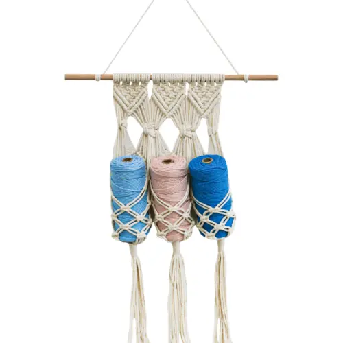 Colgante de macrame con 3 carretes de hilos de colores de 7.5x42x61cm