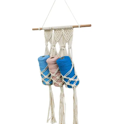 Colgante de macrame con 3 carretes de hilos de colores de 7.5x42x61cm