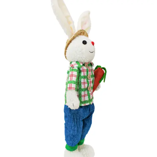 Conejo de tela con pantalón azul y camisa verde a cuadros con zanahoria de 10x24x66cm