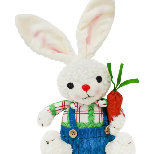 Conejo de tela sentado con short a cuadros verde y camisa azul con zanahoria de 9x19x32cm