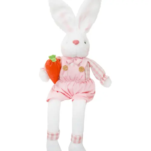 Conejo de tela sentado con overol rosa camisa a cuadros con zanahoria y patas colgantes de 6x17x56cm