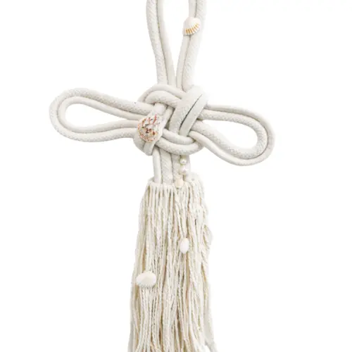 Colgante de macrame diseño cruz con conchitas de 50x28x2cm