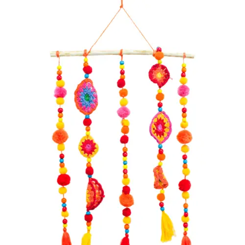 Atrapasueños de colores con círculos y pompones de 45x31x1cm