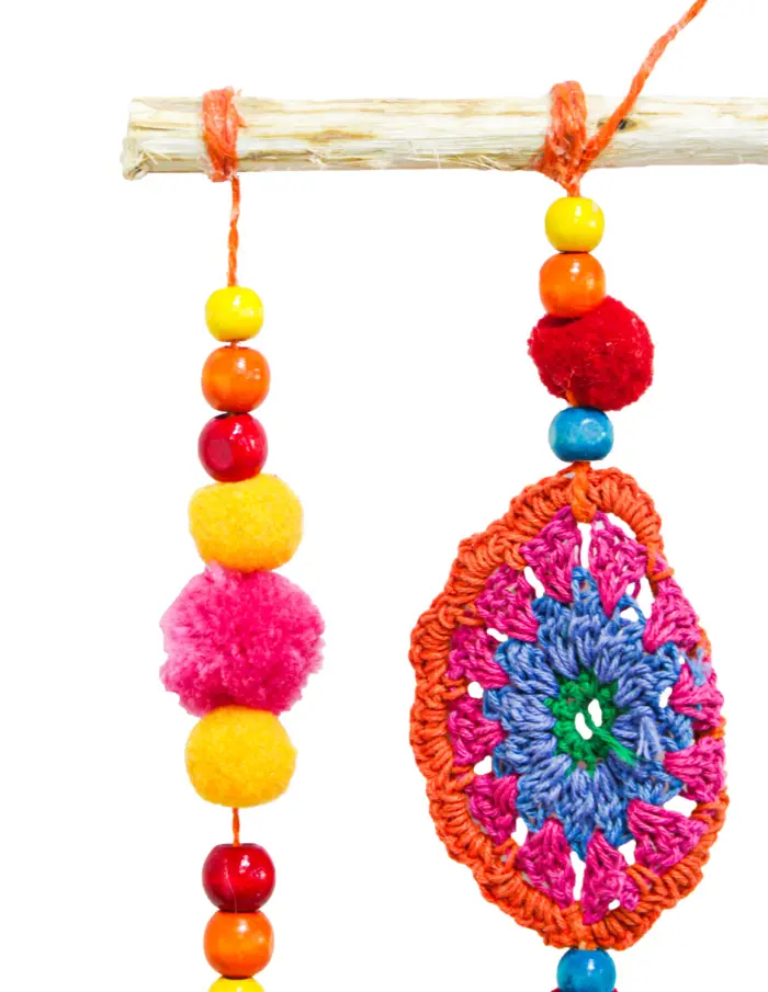 Atrapasueños de colores con círculos y pompones de 45x31x1cm - Image 3