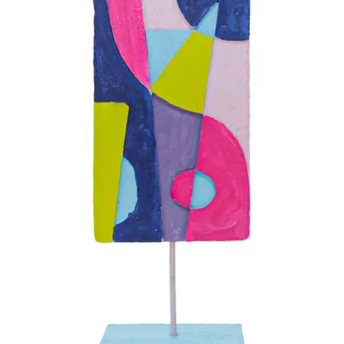Escultura de poliresina de colores con base de 12x7x29.5cm