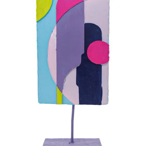 Escultura de poliresina de colores con base de 13.5×6.5x30cm