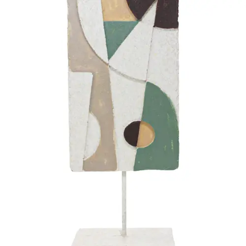 Escultura de poliresina abstracta en tonos verdes y beige de 12x7x29.5cm