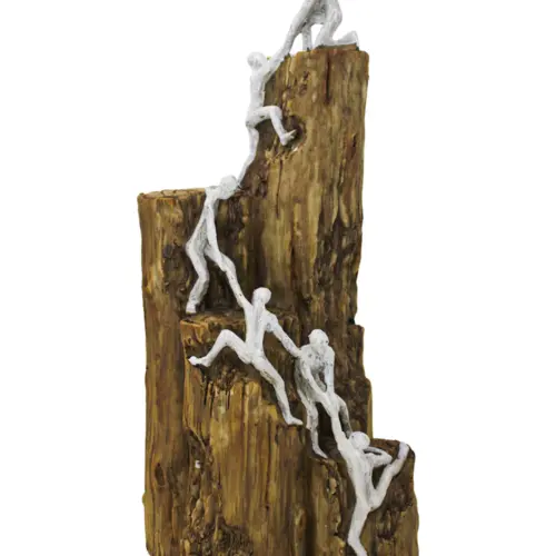 Escultura de poliresina con hombres escalando en equipo de 11.5×11.5×28.5cm
