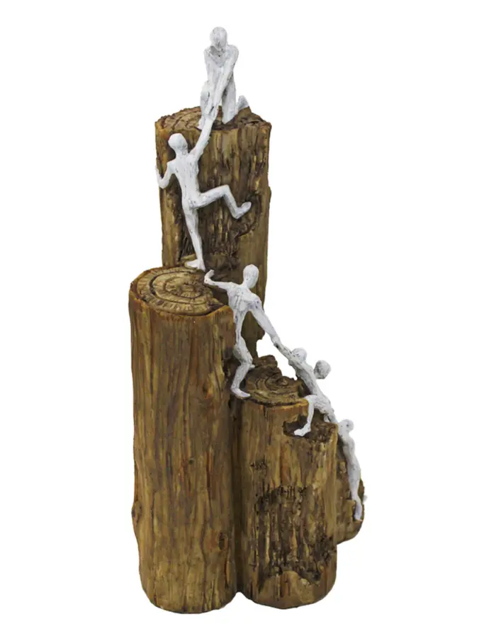 Escultura de poliresina con hombres escalando en equipo de 11.5x11.5x28.5cm - Image 3