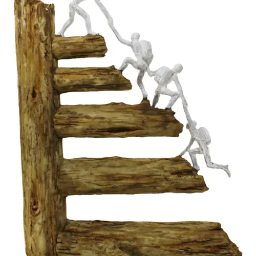 Escultura de poliresina con hombres escalando en equipo de 22×6.5x26cm