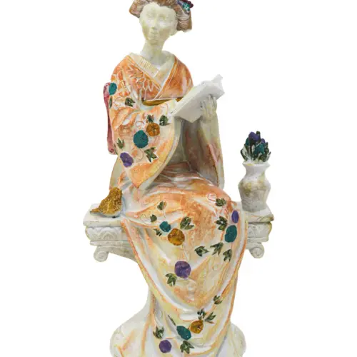 Dama japonesa sentada con vestido naranja de poliresina de 11×9.5x23cm