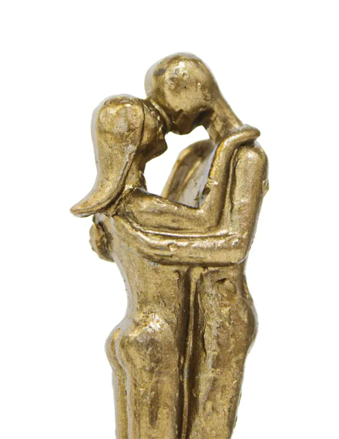 Pareja abrazándose bajo àrbol dorado de poliresina de 21x4.5x21cm - Image 4