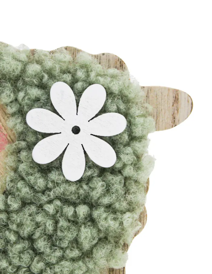 Borrego de peluche verde con flor blanca en base de madera de 11.5x9.5cm - Image 4