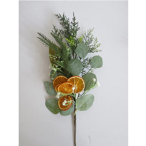 Vara de follaje con hojas verdes con canelones y rodajas de naranja de 68cm