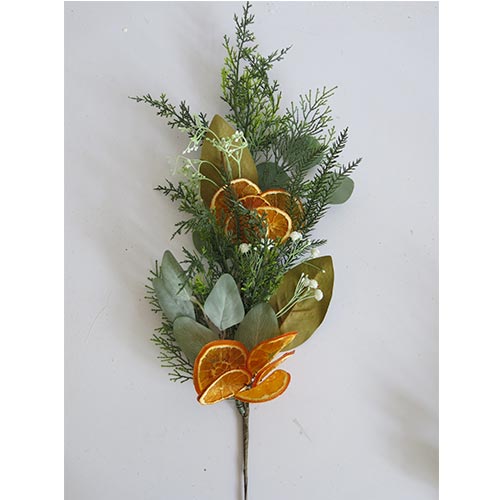 Vara de follaje con hojas verdes con canelones y rodajas de naranja de 83cm