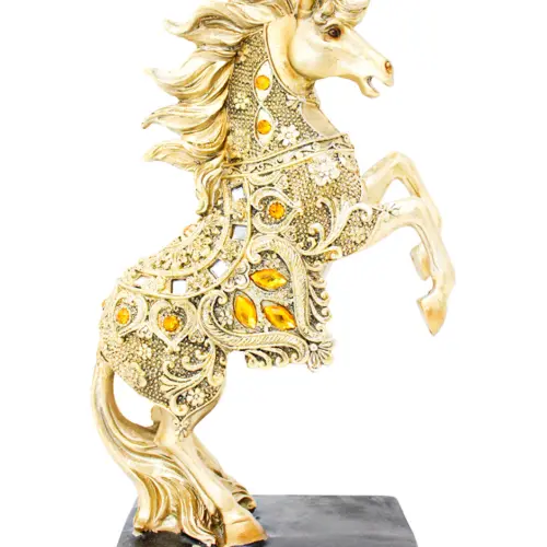 Caballo de poliresina dorado brilloso con incrustaciones ámbar de 16x7x26.5cm