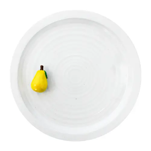 Plato de porcelana blanca con pera amarilla de 28.2×28.2×4.1cm