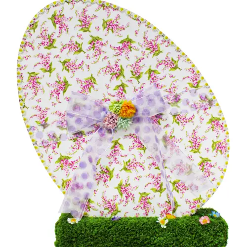 Huevo de pascua sobre base de pasto verde de 42x16x48cm