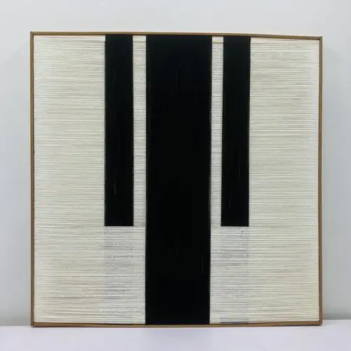Cuadro de hilo blanco con líneas negras de 71x71x3.5cm