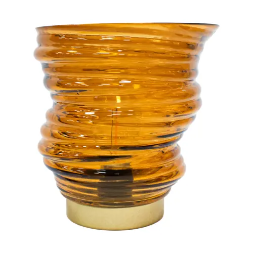 Florero de vidrio con foco diseño remolino ambar (usa baterias AAA) de 16x16x17cm