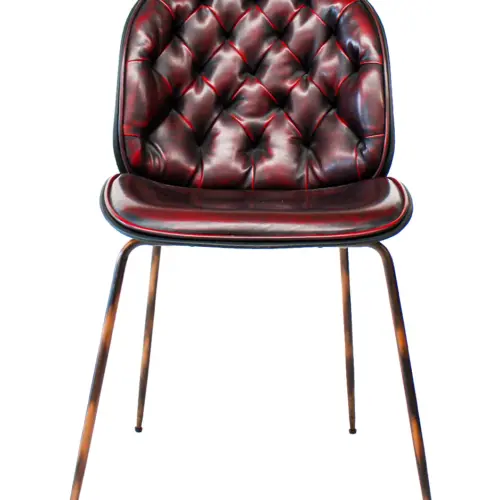 Silla de polipiel roja con patas de metal
