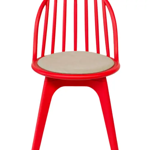 Silla de plástico roja con cojín gris
