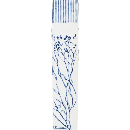 Florero de metal con ramas blanco con azul de 11.4×11.4×61.6cm