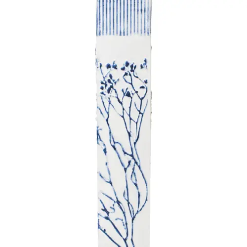 Florero de metal con ramas blanco con azul de 11.4×11.4×52.7cm