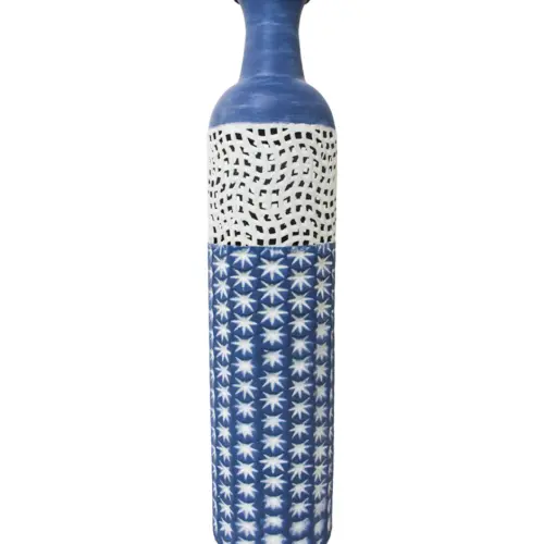 Florero de metal calado azul con blanco de 14.0×61.6cm