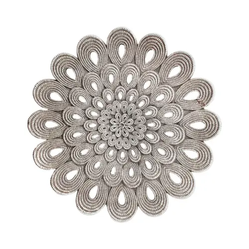 Base de poliresina diseño flor plateada de 20.5×20.5×1.6cm