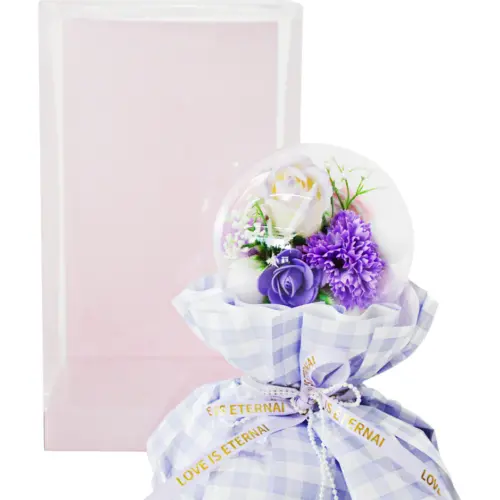 Bouquet de flores moradas en display