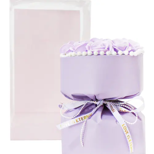 Bouquet de rosas moradas con perlas