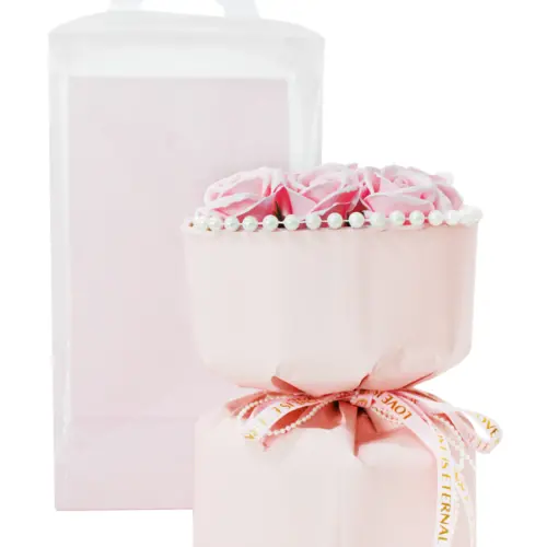 Bouquet de rosas rosa con perlas