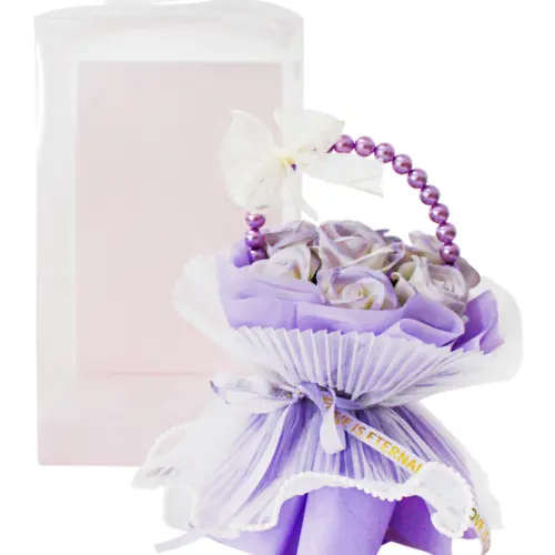 Bouquet de rosas moradas con perlas