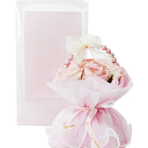 Bouquet de rosas rosa con perlas