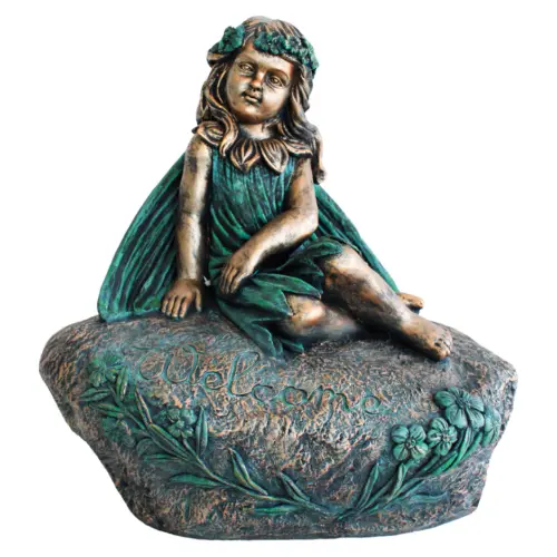 Hada sentada sobre roca color bronce con verde de poliresina terminado piedra de 61x41x65cm