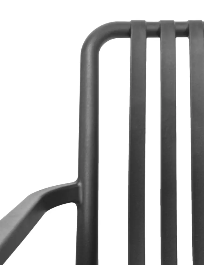 Silla de plástico con descansabrazos negra diseño tiras de 69.9x74.7x77cm - Image 4
