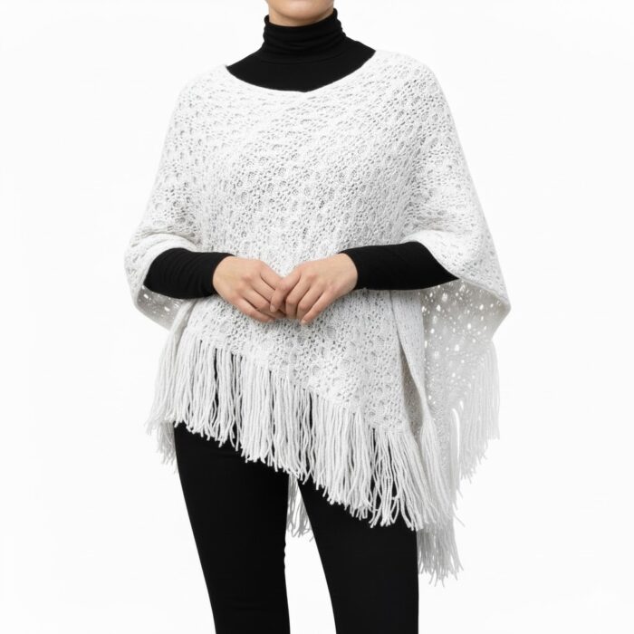 Capa Blanca Tejida con Flecos