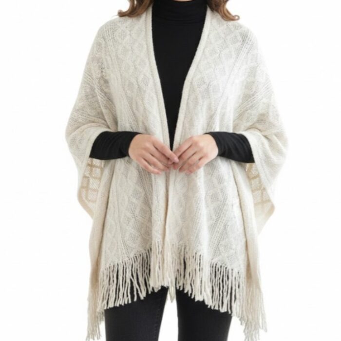 Capa Beige de Punto con Flecos