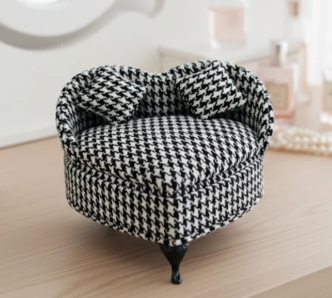 Alhajero Mini Sillón Love Houndstooth con estampado de pata de gallo para organización de joyería fina en Galerías El Triunfo.
