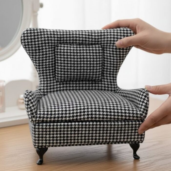 Alhajero Mini Sillón Houndstooth Vintage con estampado clásico para organización de joyería fina en Galerías El Triunfo.