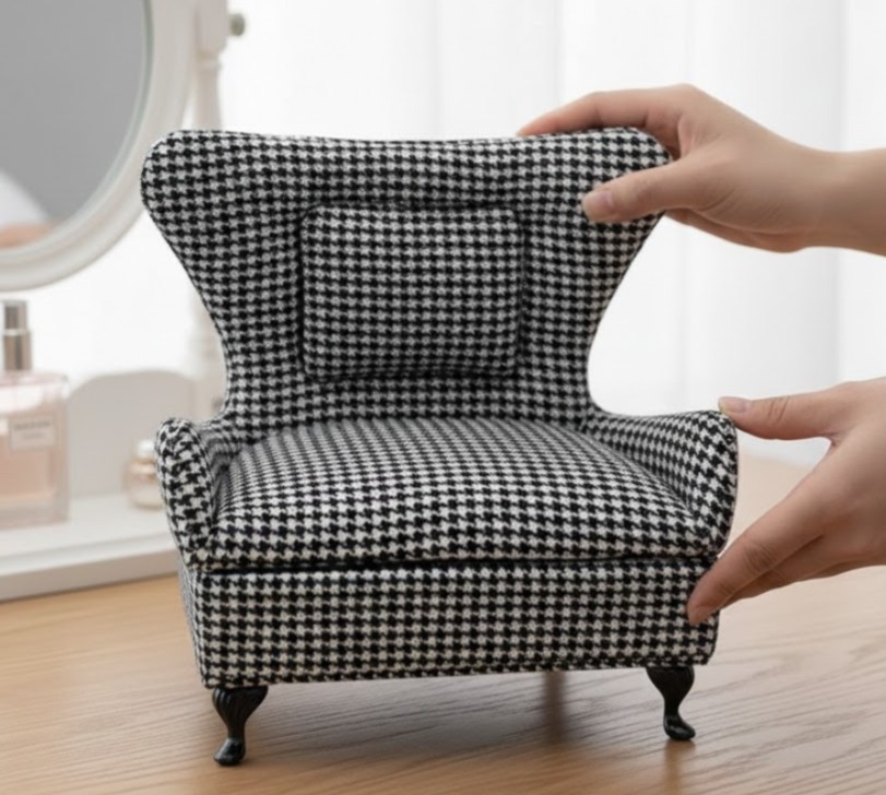 Alhajero Mini Sillón Houndstooth Vintage con estampado clásico para organización de joyería fina en Galerías El Triunfo.