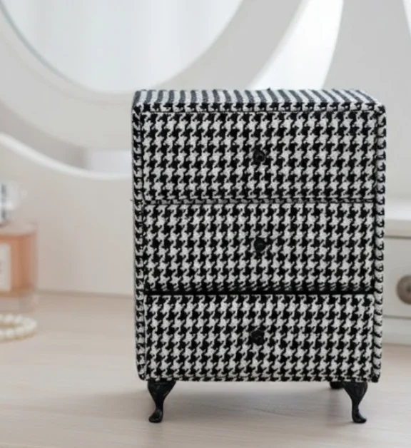 Alhajero Cómoda Houndstooth con diseño de mini mueble y estampado clásico para organización de joyería en Galerías El Triunfo.