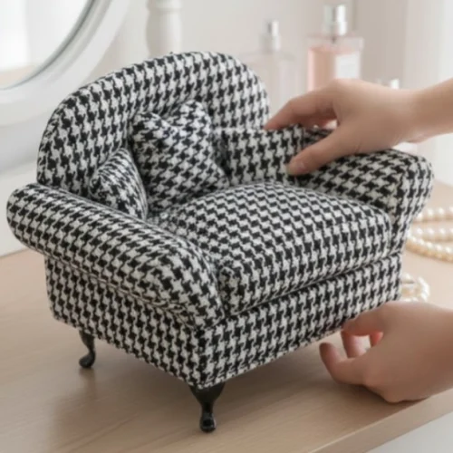 Alhajero Mini Sillón Houndstooth Classic con estampado de pata de gallo para organización de joyería fina en Galerías El Triunfo.