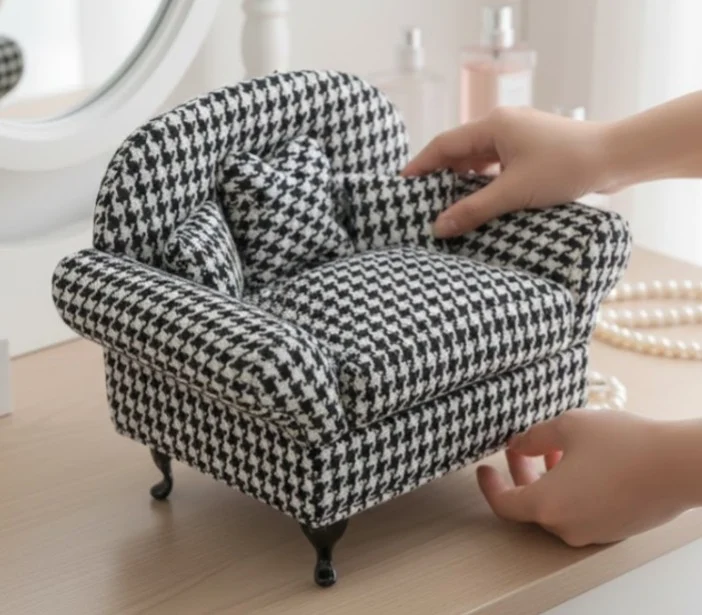 Alhajero Mini Sillón Houndstooth Classic con estampado de pata de gallo para organización de joyería fina en Galerías El Triunfo.